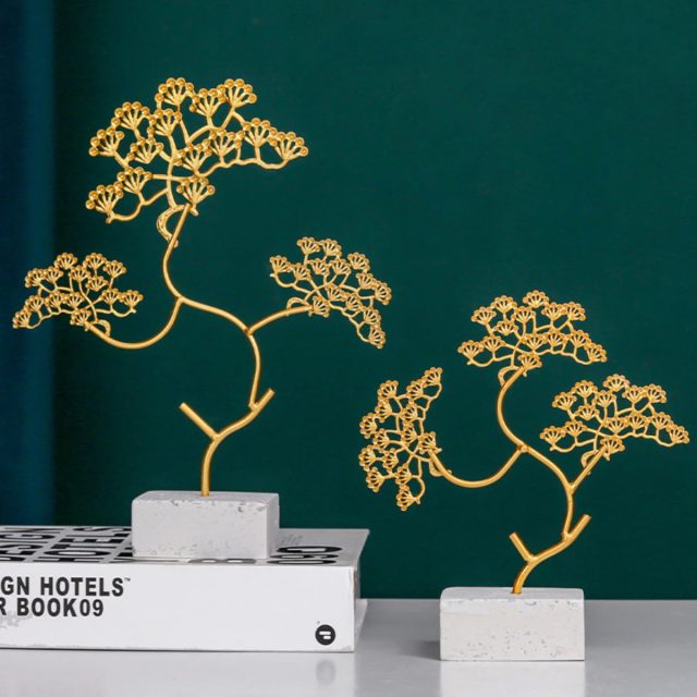 Маленькие золотые статуэтки деревьев легко впишутся в любой уголок вашего дома