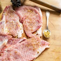 Отбитое мясо посыпаем сванской солью по вкусу Отбитое мясо посыпаем сванской солью по вкусу