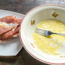 Разбиваем в глубокую тарелку куриное яйцо, наливаем молоко Разбиваем в глубокую тарелку куриное яйцо, наливаем молоко