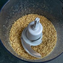 Измельчаем орехи в мелкую крошку Измельчаем орехи в мелкую крошку