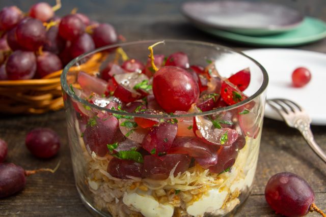 Салат с куриной грудкой и виноградом Салат с куриной грудкой и виноградом
