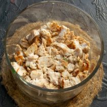 Остывшую курицу нарезаем небольшими кубиками Остывшую курицу нарезаем небольшими кубиками