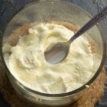 На курицу выкладываем соус На курицу выкладываем соус