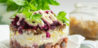 Селедка под шубой с луковым джемом