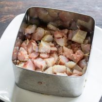 Нарезаем филе сельди небольшими кубиками Нарезаем филе сельди небольшими кубиками