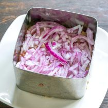 Мелкими кубиками нарезаем красный лук Мелкими кубиками нарезаем красный лук