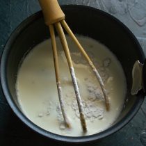 Насыпаем картофельный крахмал Насыпаем картофельный крахмал