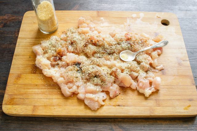 Далее посыпаем курицу порошковым желатином Далее посыпаем курицу порошковым желатином