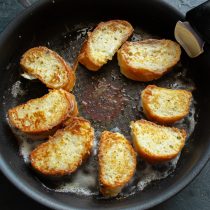 В растопленном масле обжариваем кусочки багета до золотистого цвета