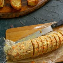 Охлажденный селедочный паштет нарезаем ломтиками толщиной около сантиметра