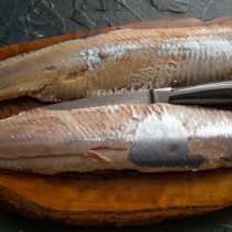 Отделяем два филе от хребта, выбираем мелкие косточки руками или выдергиваем пинцетом