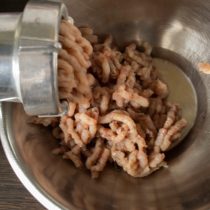 Очищенное от костей филе сельди пропускаем через мясорубку (насадка с мелкими отверстиями)