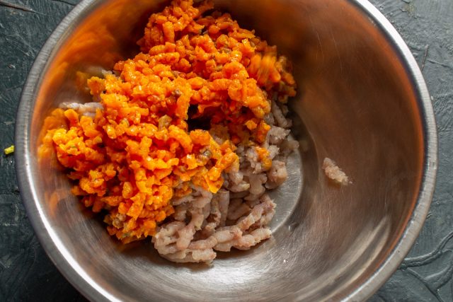 Отправляем остывшую морковку в мясорубку следом за селедкой