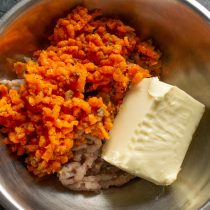 Размягченное масло добавляем к сельди и моркови