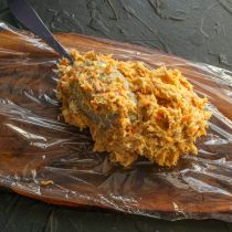 Выкладываем селедочный паштет на пищевую пленку