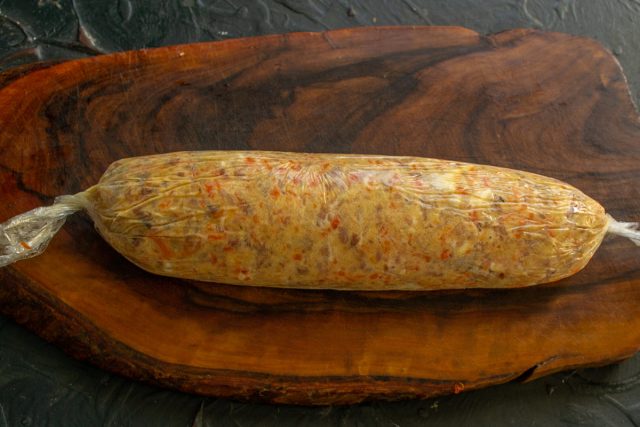 Формируем длинную колбаску, аккуратно оборачиваем пленкой