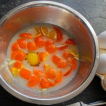 Разбиваем два куриных яйца Разбиваем два куриных яйца