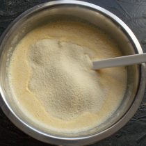 Насыпаем манную крупу Насыпаем манную крупу