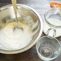 В миску наливаем 70 г воды В миску наливаем 70 г воды