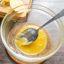 Растираем мед с лимонным соком, пока не получится однородный соус