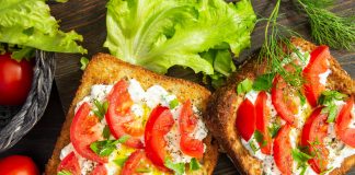 Горячий бутерброд с сыром и помидорами