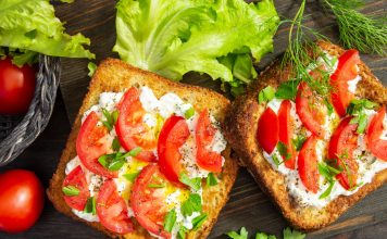 Горячий бутерброд с сыром и помидорами Горячий бутерброд с сыром и помидорами