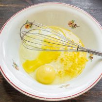 Разбиваем в широкую тарелку или миску куриные яйца