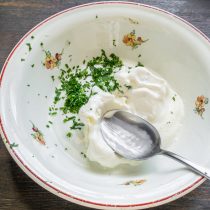 Смешиваем жирную сметану, сливочный творожный сыр и столовую ложку мелко нарезанной петрушки Смешиваем жирную сметану, сливочный творожный сыр и столовую ложку мелко нарезанной петрушки