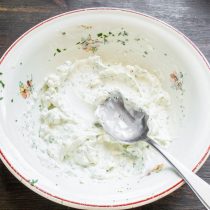 Насыпаем щепотку морской соли, тщательно перемешиваем намазку Насыпаем щепотку морской соли, тщательно перемешиваем намазку