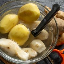 Очищаем картофель от кожуры