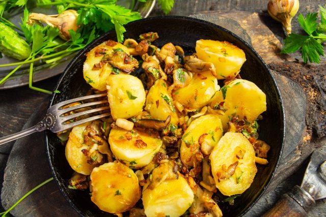 Картошка по-деревенски с грибами Картошка по-деревенски с грибами
