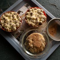 Через час достаем застывшие кексы из формочек, посыпаем какао-порошком через ситечко