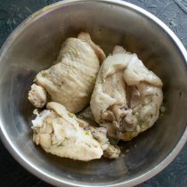 Снимаем мясо с костей, кожу оставляем, она богата жиром