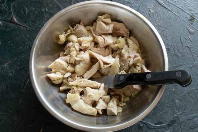 Отварную курицу нарезаем крупно