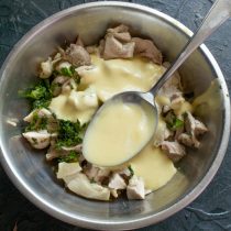 Пучок свежей кинзы рубим мелко