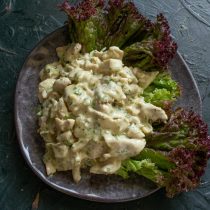 На тарелку выкладываем салатные листья