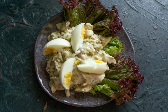 Яйцо вкрутую разрезаем на 4 части, выкладываем на курицу