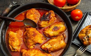 Куриные бедра в томатном соусе Куриные бедра в томатном соусе