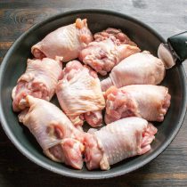 Выкладываем куриные бедра вниз кожей на раскаленную сковородку
