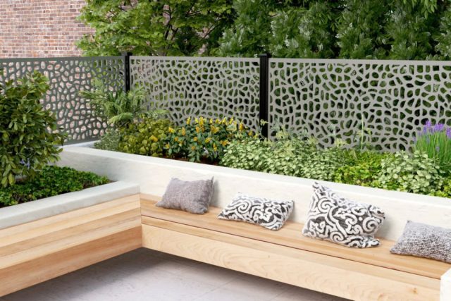 Для традиционного деревенского сада вполне уместным будет деревянный забор или плетень, а для современного загородного дома подойдет что-то более монументальное