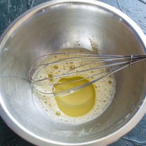 Вливаем оливковое масло