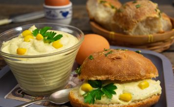 Завтрак за 10 минут: крем-салат из крабовых палочек Завтрак за 10 минут: крем-салат из крабовых палочек