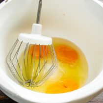 В чашу миксера разбиваем куриные яйца В чашу миксера разбиваем куриные яйца