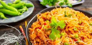 Бобовая фунчоза с мясным соусом