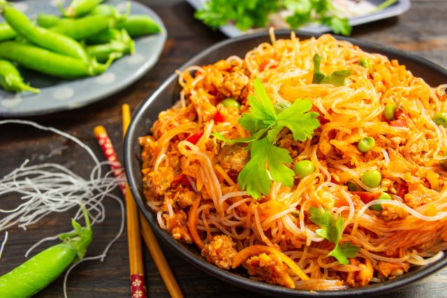 Бобовая фунчоза с мясным соусом Бобовая фунчоза с мясным соусом