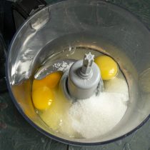 Смешиваем куриные яйца, сахарный песок и щепотку мелкой соли