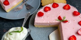 Клубничный торт без выпечки из печенья и сметаны