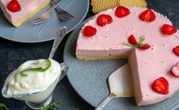 Клубничный торт без выпечки из печенья и сметаны Клубничный торт без выпечки из печенья и сметаны