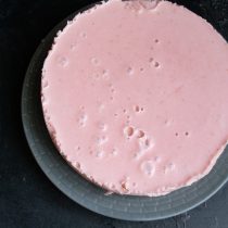 С застывшего торта снимаем разъёмное кольцо, удаляем пищевую плёнку