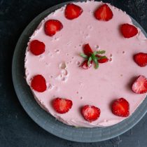 Верх украшаем тонкими ломтиками клубники и листиками мяты